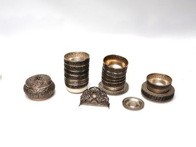 de nombreux objets en argent posés sur une surface blanche