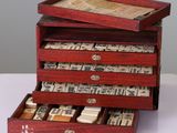 une vieille boîte en bois remplie d'une multitude de dominos, posée sur une table
