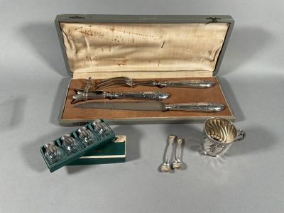 Tasse à café en argent à décor de rocailles orné d'un médail…