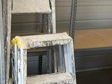 une échelle appuyée contre un mur, à côté d'une table