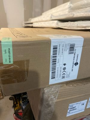 des boîtes sont empilées dans un entrepôt