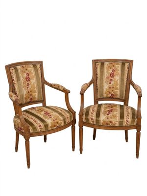 paire de fauteuils de style Louis XVI aux accoudoirs rembourrés d'un motif floral