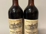 deux bouteilles de vin rouge posées l'une à côté de l'autre sur une table