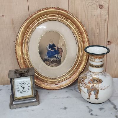 deux vases et une horloge posés sur une table