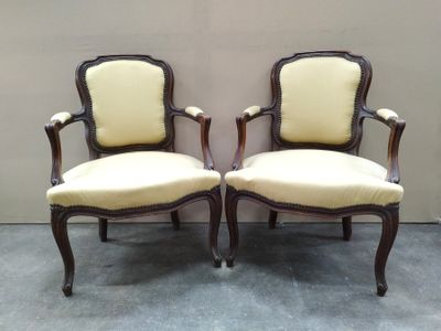 Paire de fauteuils en cabriolet en hêtre mouluré et chevillé…