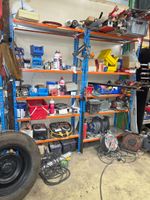 T43: 4 racks orange/bleu (vide) + 3 armoires métaiiques avec… (photo 2)