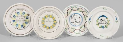 Vier Teller mit Sinnsprüchen Fayence. Forme arrondie avec un…