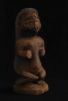 une statue en bois représentant un homme tenant un bébé dans ses bras