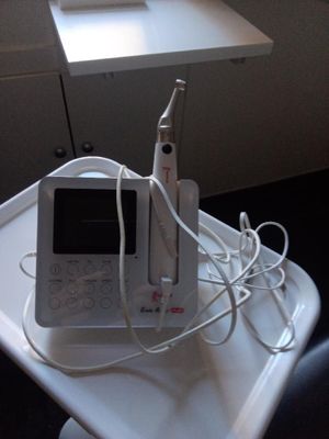 un téléphone portable posé sur un plateau, sur une table