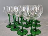 six verres à vin verts empilés les uns sur les autres sur une table