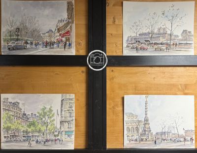 quatre tableaux accrochés au mur d'un immeuble sur lequel se trouve une horloge
