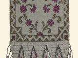 une image représentant un tapis orné de franges et de fleurs