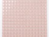 un mur recouvert de carreaux roses formant un motif carré