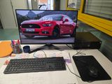 un ordinateur de bureau posé sur une table avec un clavier et une souris