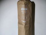 un sac en papier brun posé sur une table