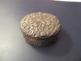 une boîte en argent posée sur une table
