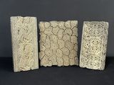 trois pièces en ivoire sculpté sur fond noir