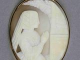Un pendentif plaqué or représente une femme en robe de mariée