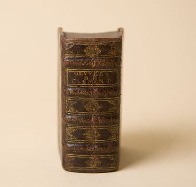 un vieux livre posé sur une table