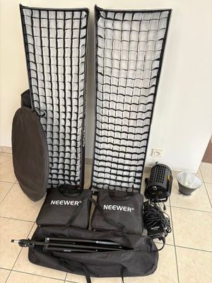 deux écrans en maille noir et blanc posés au sol