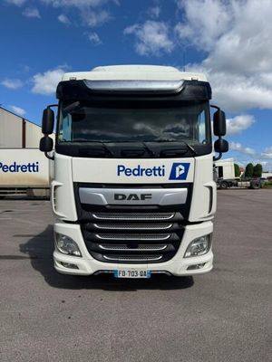 un camion blanc garé dans un parking