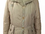veste sur une tête de mannequin, avec un col en fourrure