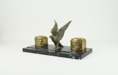une image représentant une statue d'oiseau posée sur un socle en marbre