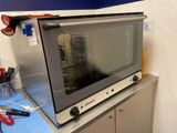 un micro-ondes posé sur un comptoir