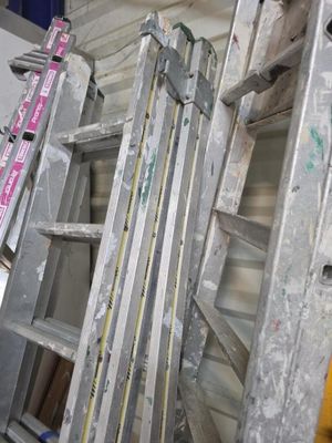 une échelle adossée au mur d'une pièce