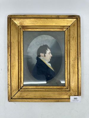un portrait ancien représentant un homme vêtu d'un manteau noir, dans un cadre doré