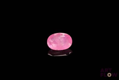 gros plan d'un diamant rose sur une surface noire