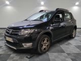 la voiture noire est garée sur un sol en damier dans le garage