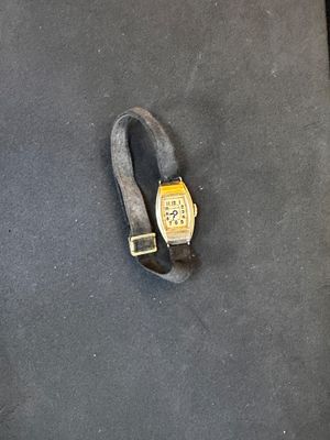une montre posée sur une surface noire