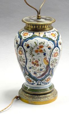 une lampe posée sur une table