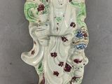 une figurine chinoise représentant une femme tenant un panier de fleurs