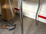 un gros plan d'une table sur laquelle est posé un miroir