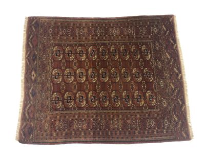 BOUKHARA Tapis ancien en laine nouée à la main orné de trois…