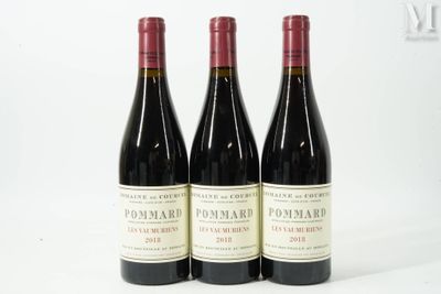 trois bouteilles de vin rouge posées sur une table blanche
