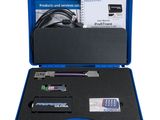 une image représentant un étui bleu contenant un stylo et une clé USB