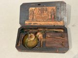 une petite boîte contenant un petit objet
