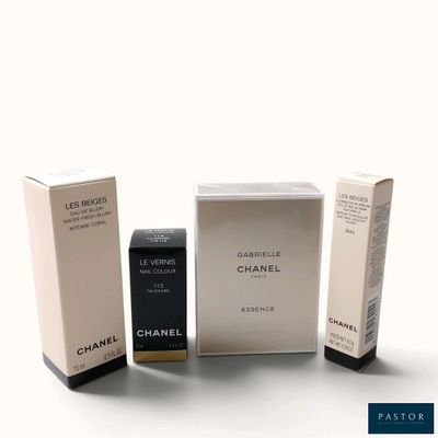 trois flacons de parfum posés les uns à côté des autres sur une surface blanche