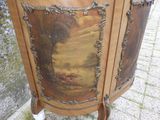 une armoire en bois ornée d'une peinture
