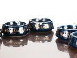 six bougies bleues posées sur une table