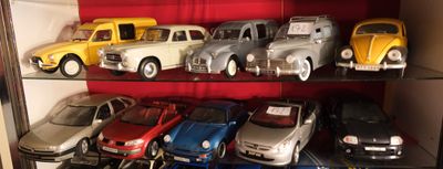 de nombreuses voitures-jouets exposées dans une vitrine