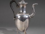théière plaquée argent, munie d'une anse et d'un pied