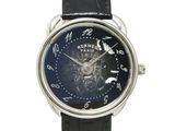 gros plan d'une montre-bracelet avec un cadran noir