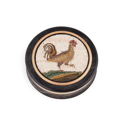 une photo d'une boîte décorative sur laquelle figure un coq
