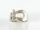 un gros plan d'une bague en argent sertie d'un diamant au centre