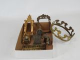 une boîte contenant une couronne et une horloge