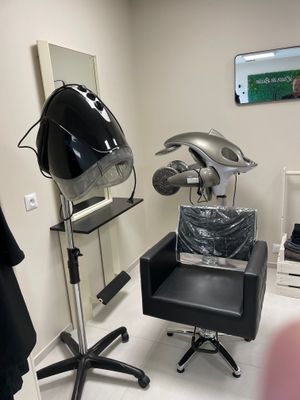 une image d'un salon de coiffure avec une chaise et un sèche-cheveux